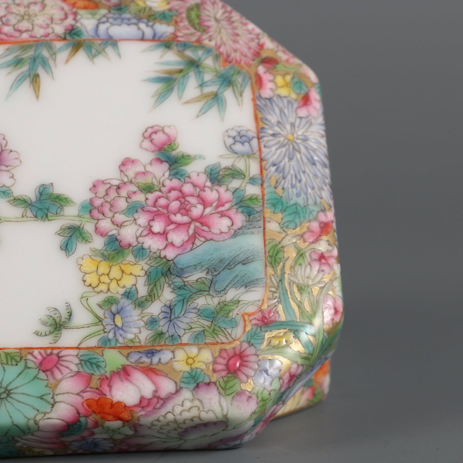An Exquisite Famille-Rose Flower Pattern Box - 8