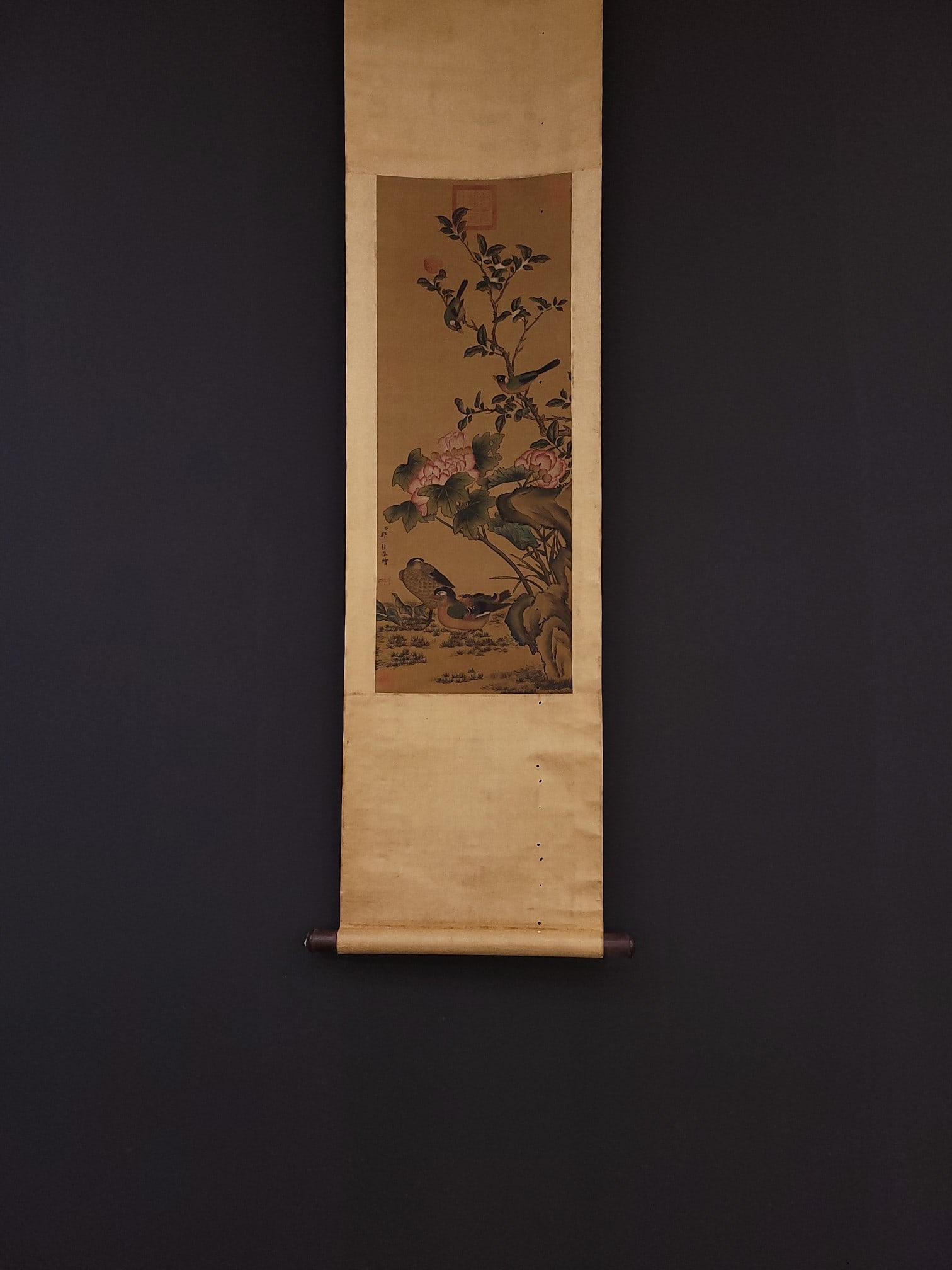 A Chinese Vertical Scroll Ink Painting of Flower and Bird on Silk: A Chinese Vertical Scroll Ink Painting of Flower and Bird on Silk Zou yigui Without frame Size:30cmx78.6cm (The Dimensions Of All Batches Are Manually Measured.If You Need More Detailed Information,