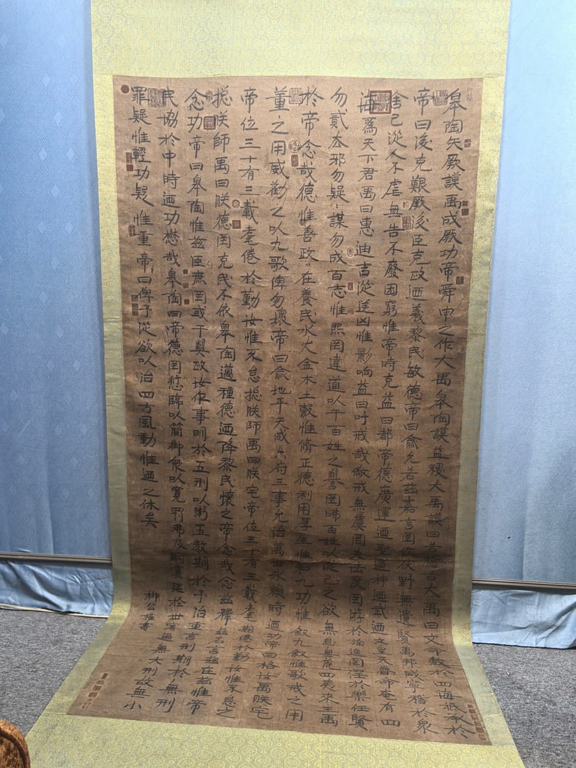 A Chinese Vertical Scroll Ink Painting of Calligraphy on Paper: A Chinese Vertical Scroll Ink Painting of Calligraphy on Paper Liu gongquan Size:136cmx279cm (The Dimensions Of All Batches Are Manually Measured.If You Need More Detailed Information, Please Contact