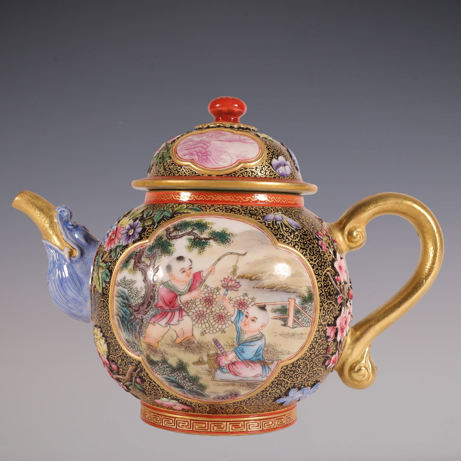 An Exquisite Enamel Painted Gold Lotus Pattern Character and Story Pattern Teapot: An Exquisite Enamel Painted Gold Lotus Pattern Character and Story Pattern Teapot Qing Dynasty, China Qianlong Four-character Mark Size:15cmx12cm (The Dimensions Of All Batches Are Manually