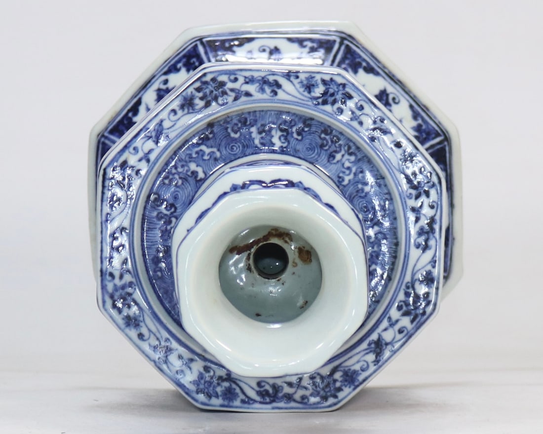 An Exquisite Blue and White Lotus Pattern Flower Pattern Candlestick - 4