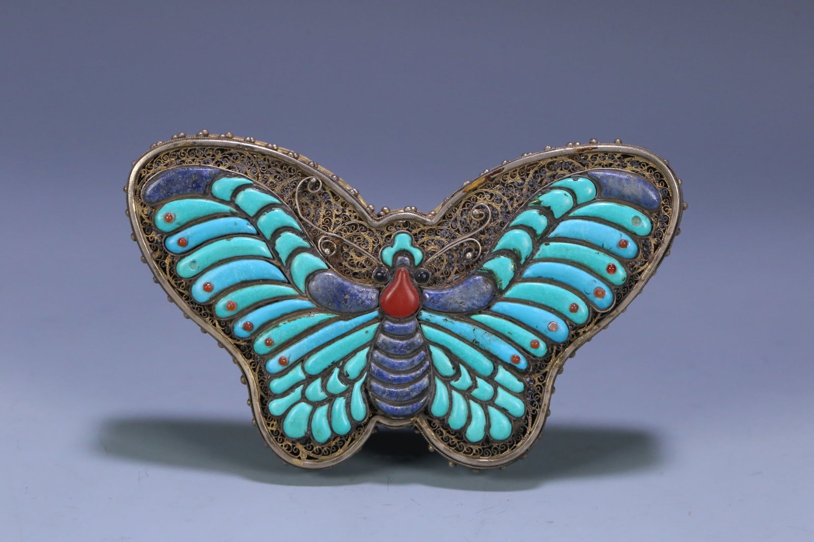 An Exquisite Gilt Silver Inlaid Lapis Lazuli Turquoise Butterfly-Shaped Box: An Exquisite Gilt Silver Inlaid Lapis Lazuli Turquoise Butterfly-Shaped Box Qing Dynasty, China Size:13cmx8.2cmx2.4cm Weight:206.4g (The Dimensions Of All Batches Are Manually Measured.If You Need