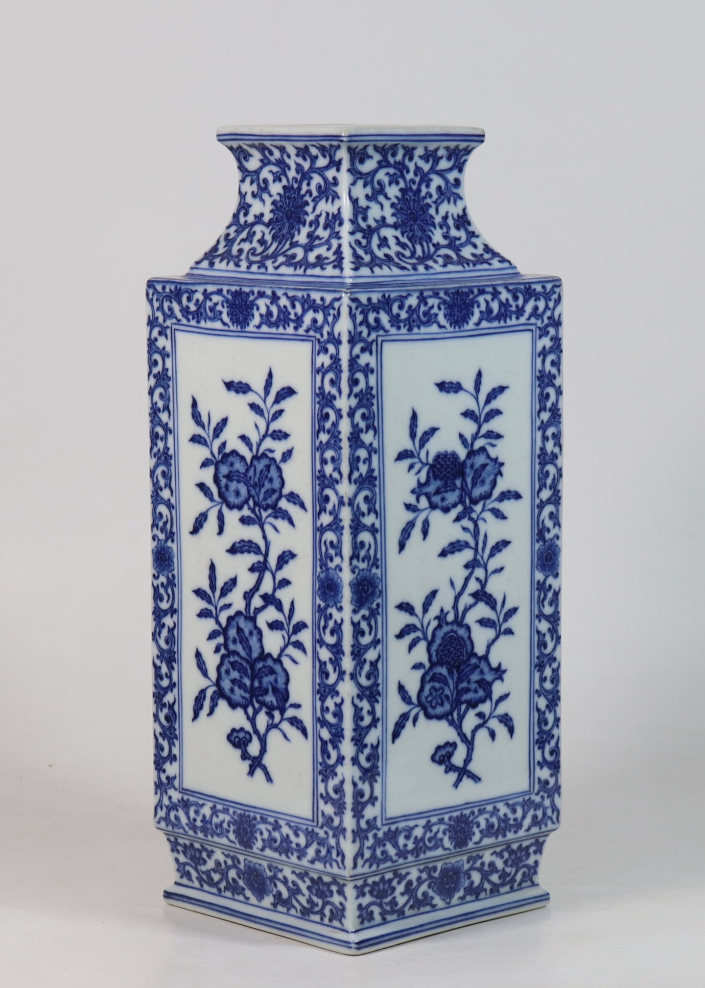 An Exquisite Blue and White Lotus Pattern Flower and Fruit Pattern Vase: An Exquisite Blue and White Lotus Pattern Flower and Fruit Pattern Vase Qing Dynasty, China Qianlong Six-character Mark Size:38.5cmx14.3cm (The Dimensions Of All Batches Are Manually Measured.If You N