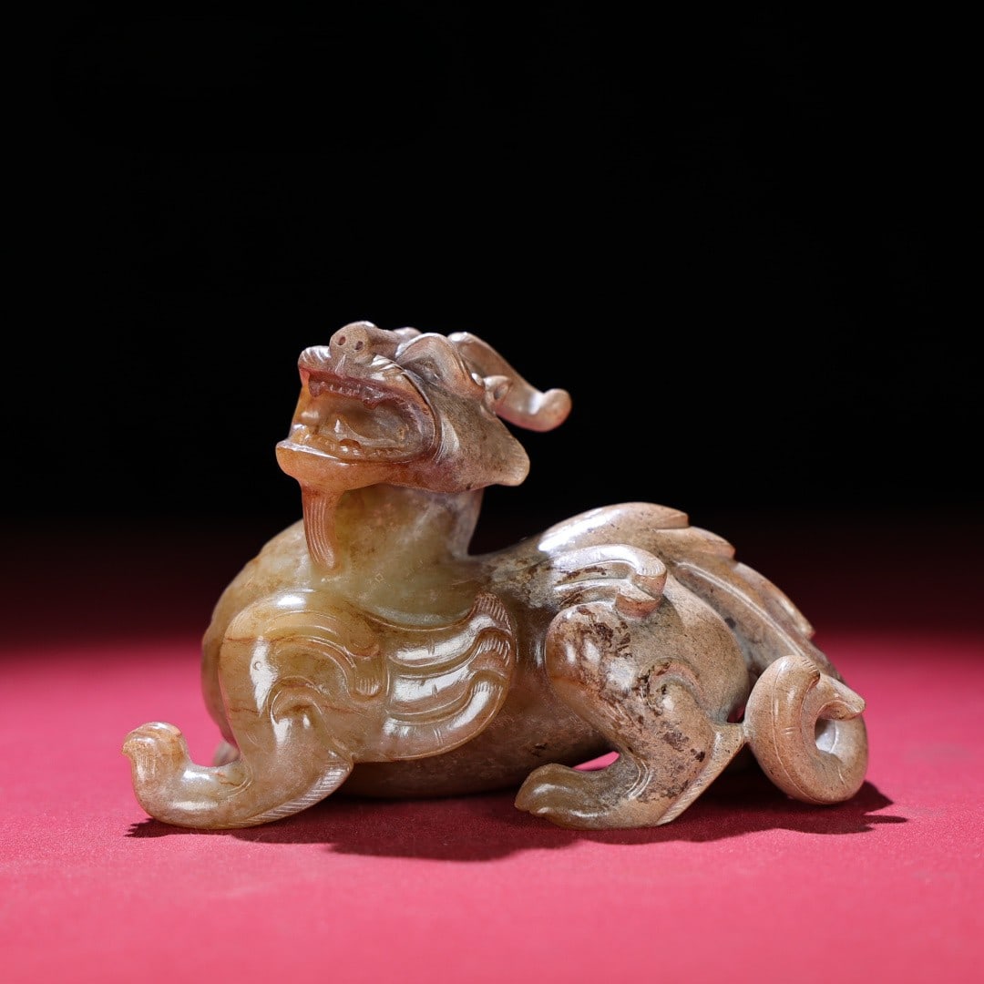 An Exquisite White Jade Auspicious Beast Hand Piece: An Exquisite White Jade Auspicious Beast Hand Piece Han Dynasty, China Size:11.1cmx5.9cmx7.7cm Weight:427g (The Dimensions Of All Batches Are Manually Measured.If You Need More Detailed Information,