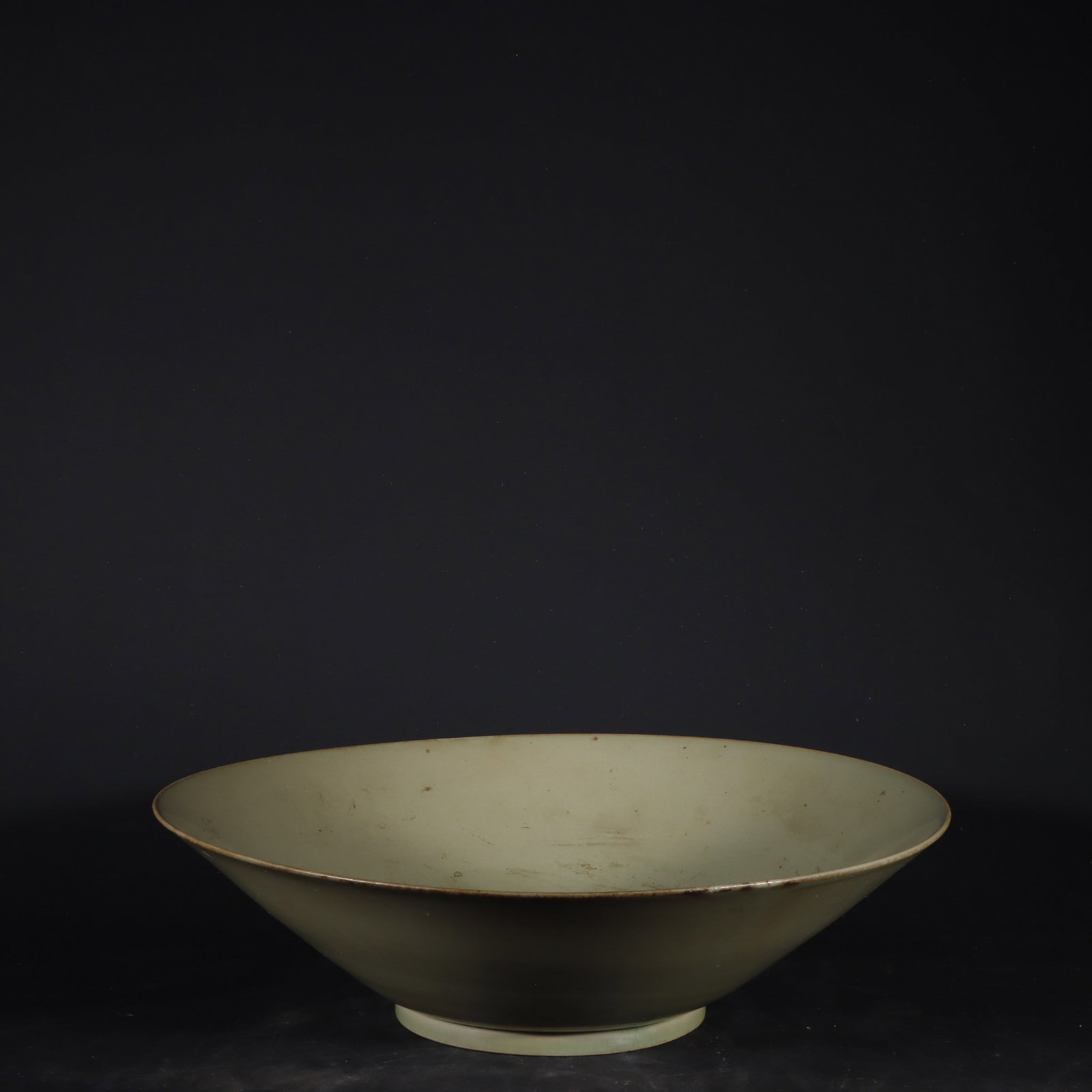 An Exquisite Yue yao Celadon Bowl: An Exquisite Yue yao Celadon Bowl Tang Dynasty, China Size:7.6cmx28cm (The Dimensions Of All Batches Are Manually Measured.If You Need More Detailed Information, Please Contact Our Customer Service
