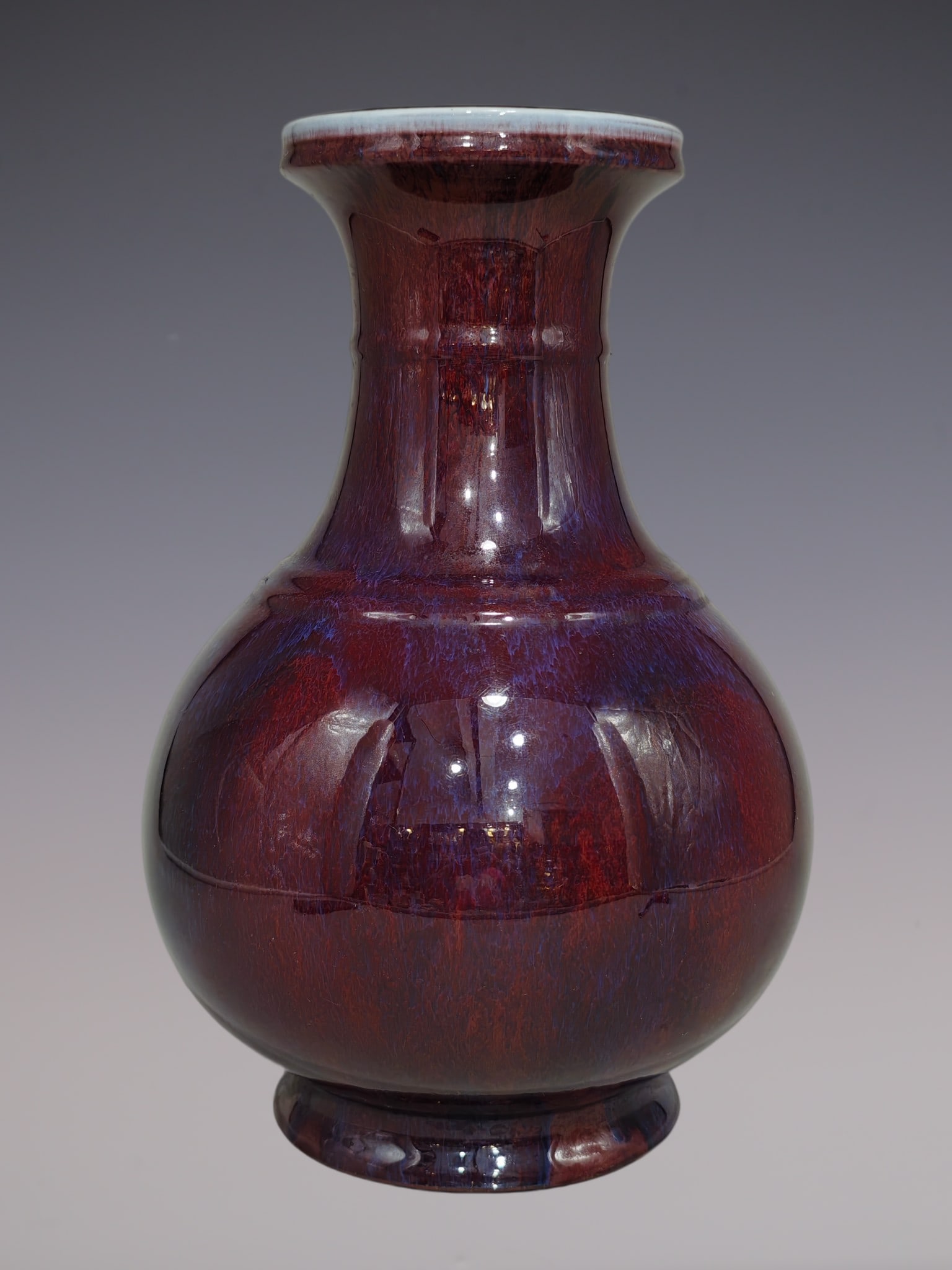 An Exquisite Iron-Red Vase: An Exquisite Iron-Red Vase Qing Dynasty, China Qianlong Six-character Mark Size:35.5cmx26cm (The Dimensions Of All Batches Are Manually Measured.If You Need More Detailed Information, Please Contact