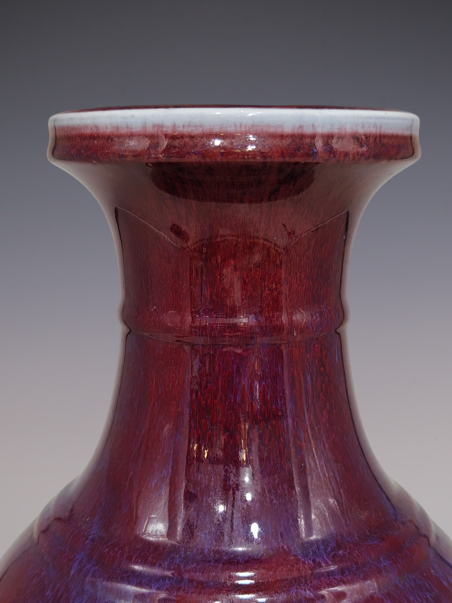 An Exquisite Iron-Red Vase - 5