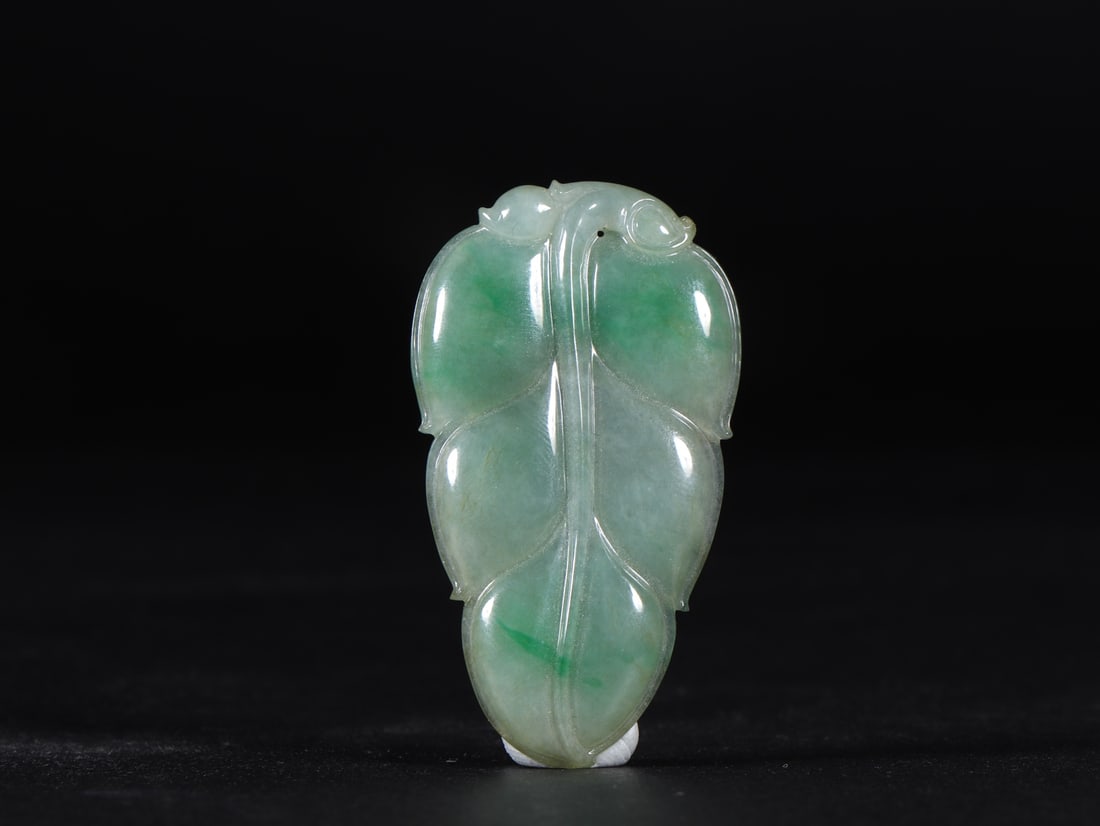 An Exquisite Jadeite Pea Pod Ornament: An Exquisite Jadeite Pea Pod Ornament Qing Dynasty, China Size:4.9cmx2.7cmx0.4cm Weight:10g (The Dimensions Of All Batches Are Manually Measured.If You Need More Detailed Information, Please Contact