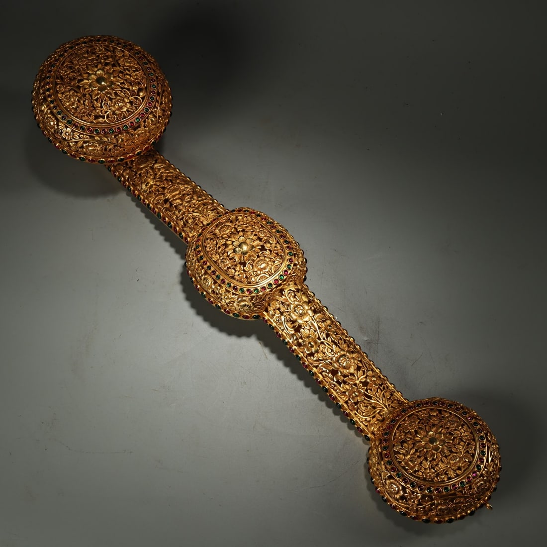 An Exquisite Gilt Bronze Inlaid Gems Flower Pattern Ruyi: An Exquisite Gilt Bronze Inlaid Gems Flower Pattern Ruyi Qing Dynasty, China Qianlong Six-character Mark Size:48cmx11cm Weight:900g (The Dimensions Of All Batches Are Manually Measured.If You Need