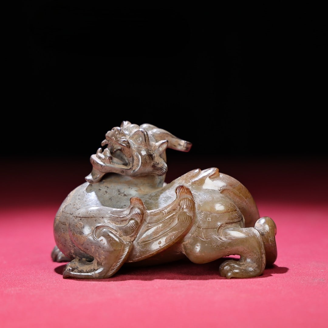 An Exquisite White Jade Auspicious Beast Hand Piece: An Exquisite White Jade Auspicious Beast Hand Piece Han Dynasty, China Size:9.9cmx5.4cmx6cm Weight:318g (The Dimensions Of All Batches Are Manually Measured.If You Need More Detailed Information,