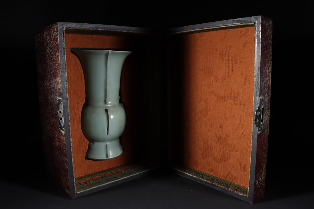 An Exquisite Guan yao Celadon Glazed Vase: An Exquisite Guan yao Celadon Glazed Vase Song Dynasty, China Size:30.5cmx18cm (The Dimensions Of All Batches Are Manually Measured.If You Need More Detailed Information, Please Contact Our Customer S