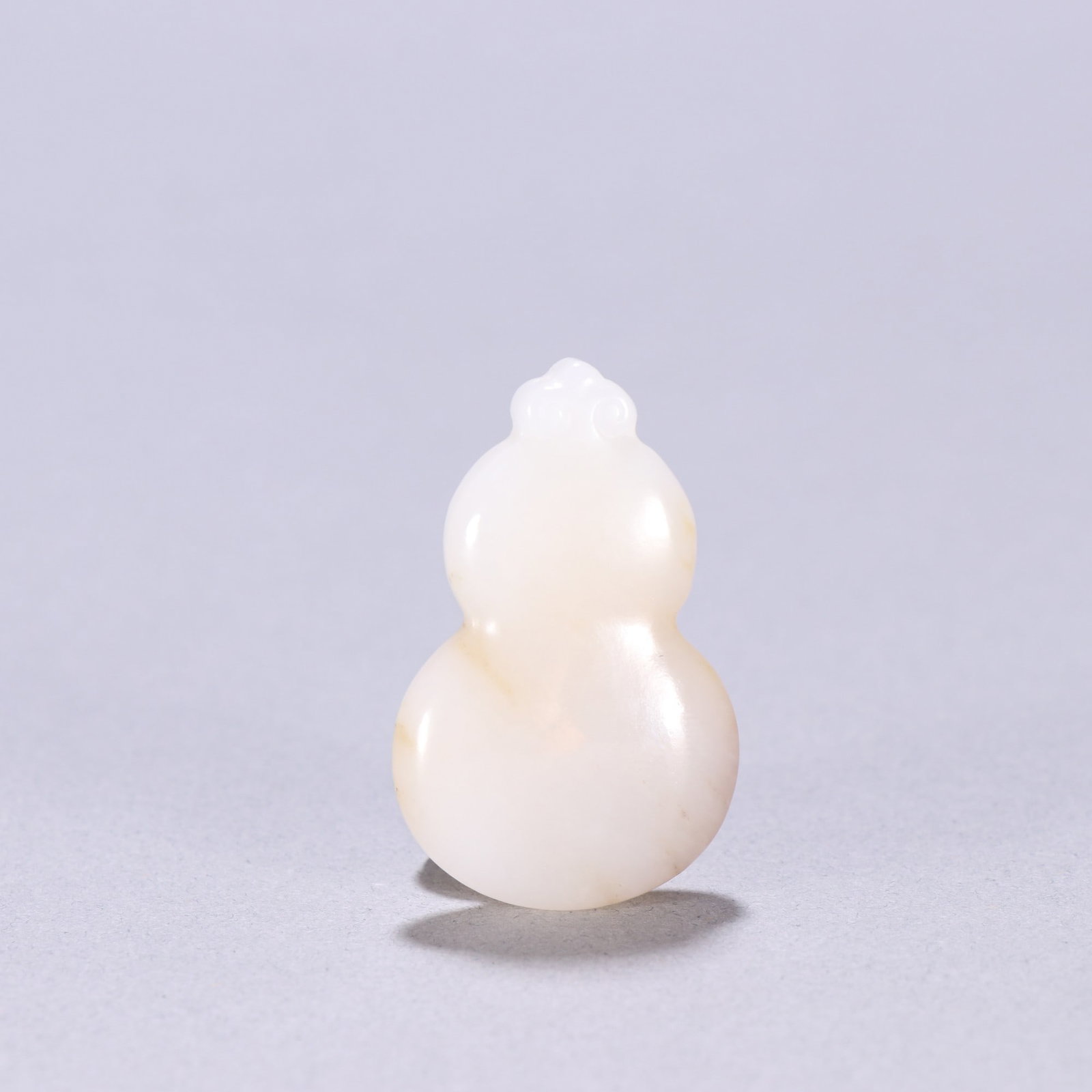 An Exquisite White Jade Gourd Pendant: An Exquisite White Jade Gourd Pendant Qing Dynasty, China Size:3.7cmx2.3cm Weight:11.1g (The Dimensions Of All Batches Are Manually Measured.If You Need More Detailed Information, Please Contact Our