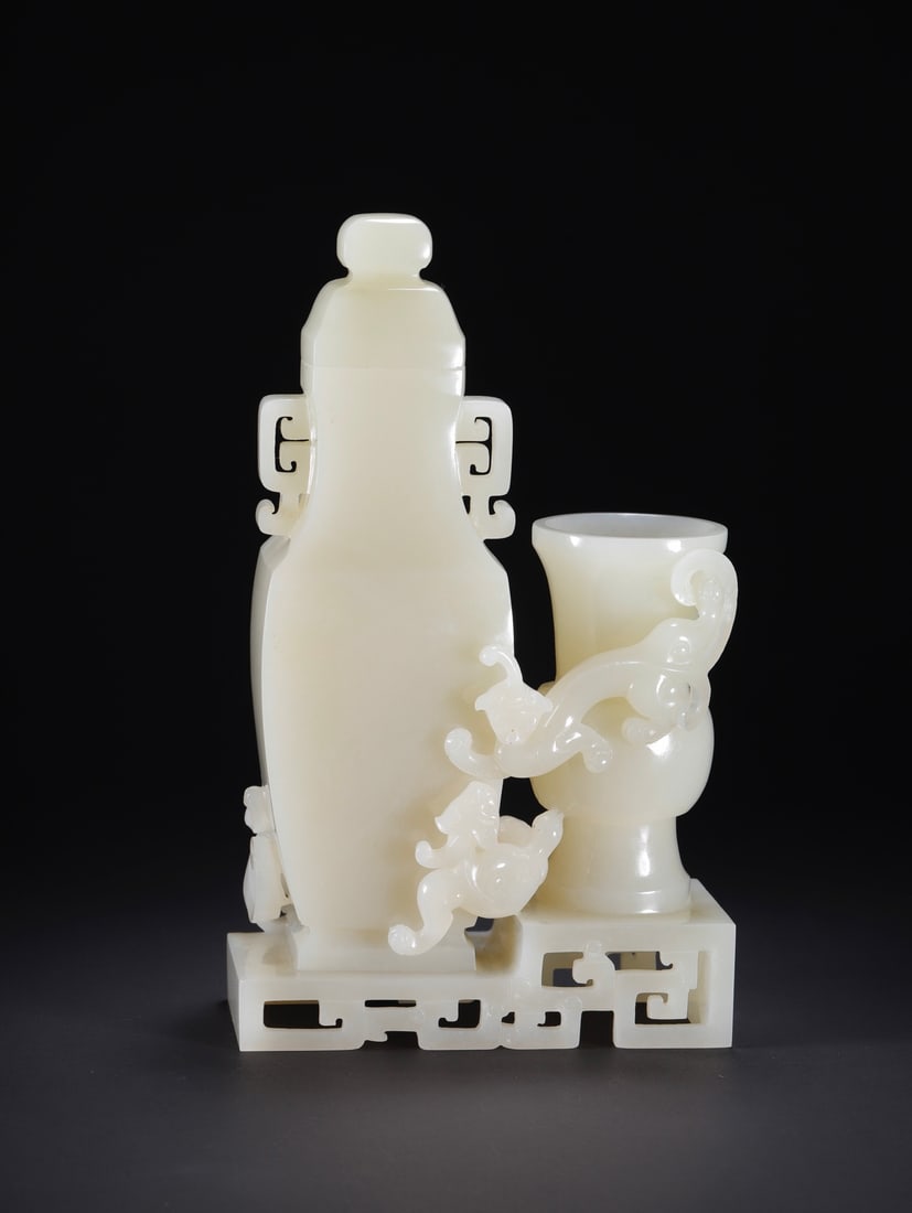 An Exquisite White Jade Dragon Pattern Vase: An Exquisite White Jade Dragon Pattern Vase Qing Dynasty, China Size:11.2cmx5.7cmx15.5cm Weight:893g (The Dimensions Of All Batches Are Manually Measured.If You Need More Detailed Information, Please 