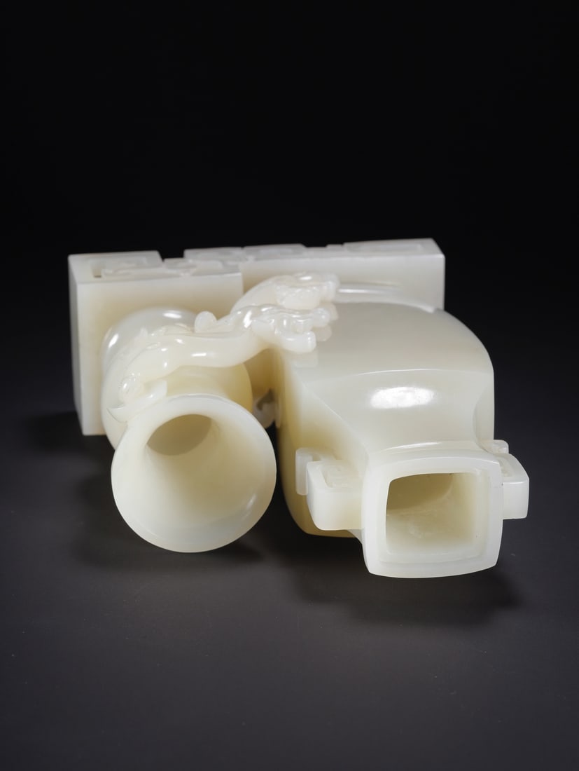 An Exquisite White Jade Dragon Pattern Vase - 5