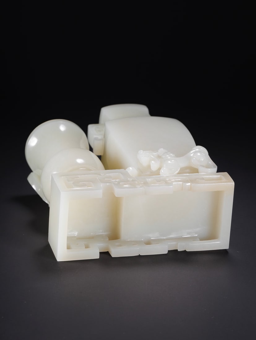 An Exquisite White Jade Dragon Pattern Vase - 6