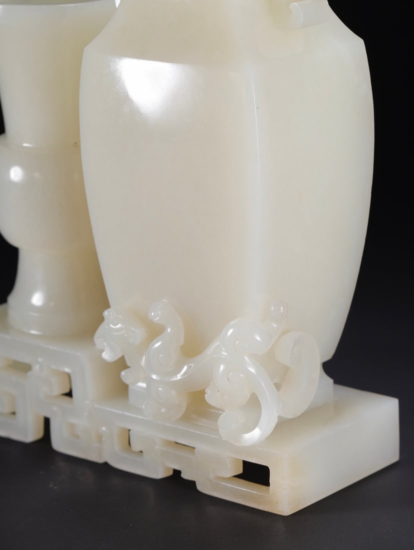 An Exquisite White Jade Dragon Pattern Vase - 7