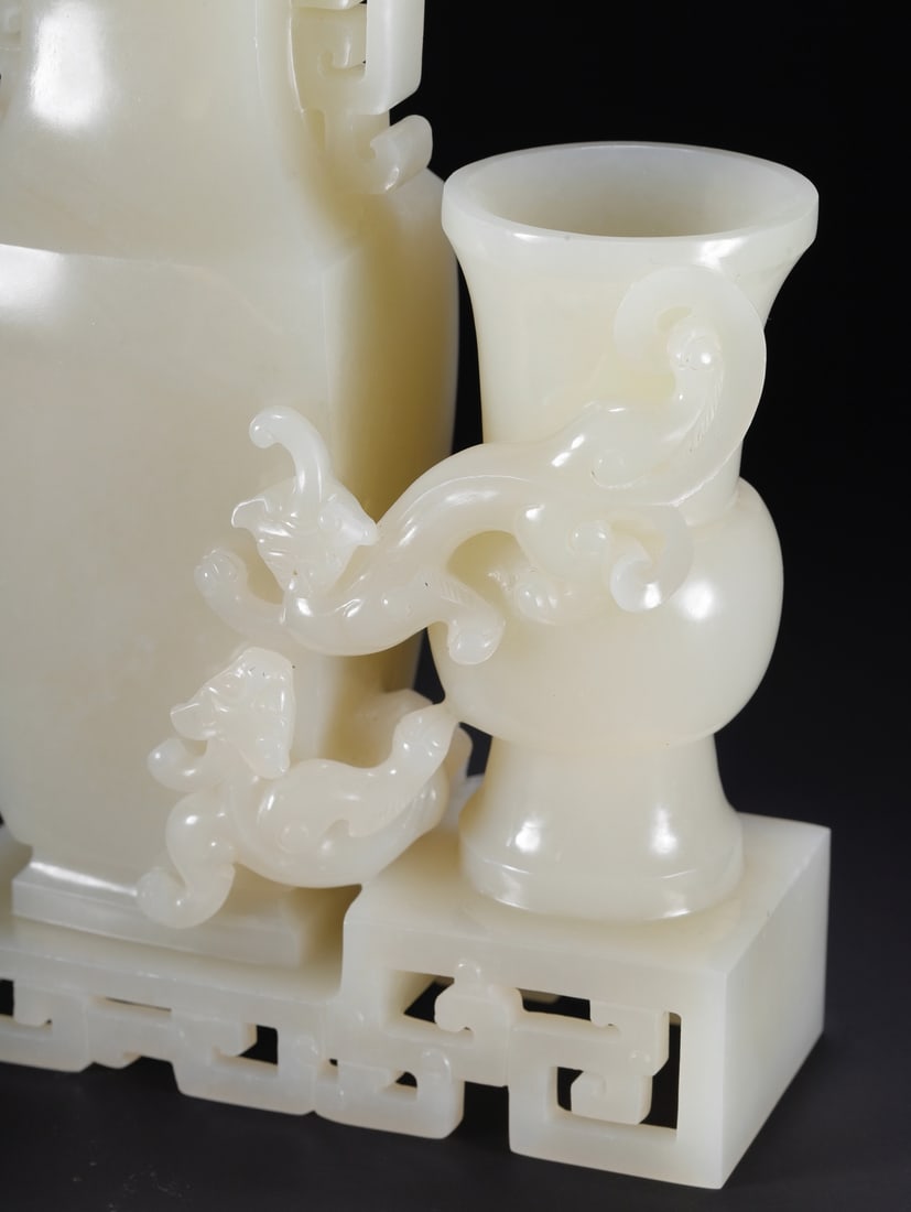 An Exquisite White Jade Dragon Pattern Vase - 8