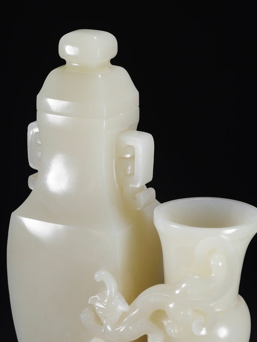 An Exquisite White Jade Dragon Pattern Vase - 9