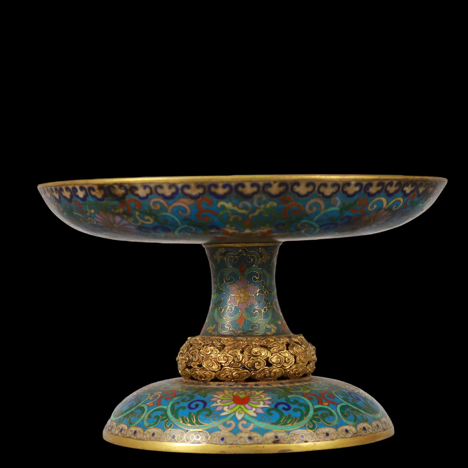 An Exquisite Cloisonne Gilt Bronze Lotus Pattern Flower Pattern Plate: An Exquisite Cloisonne Gilt Bronze Lotus Pattern Flower Pattern Plate Qing Dynasty, China Size:21.5cmx21.5cmx13.5cm Weight:3350g (The Dimensions Of All Batches Are Manually Measured.If You Need More