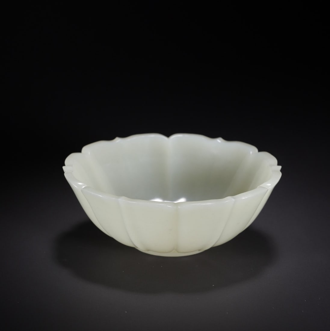 An Exquisite White Jade Bowl: An Exquisite White Jade Bowl Qing Dynasty, China Size:4.5cmx11cm Weight:184.5g (The Dimensions Of All Batches Are Manually Measured.If You Need More Detailed Information, Please Contact Our Customer S