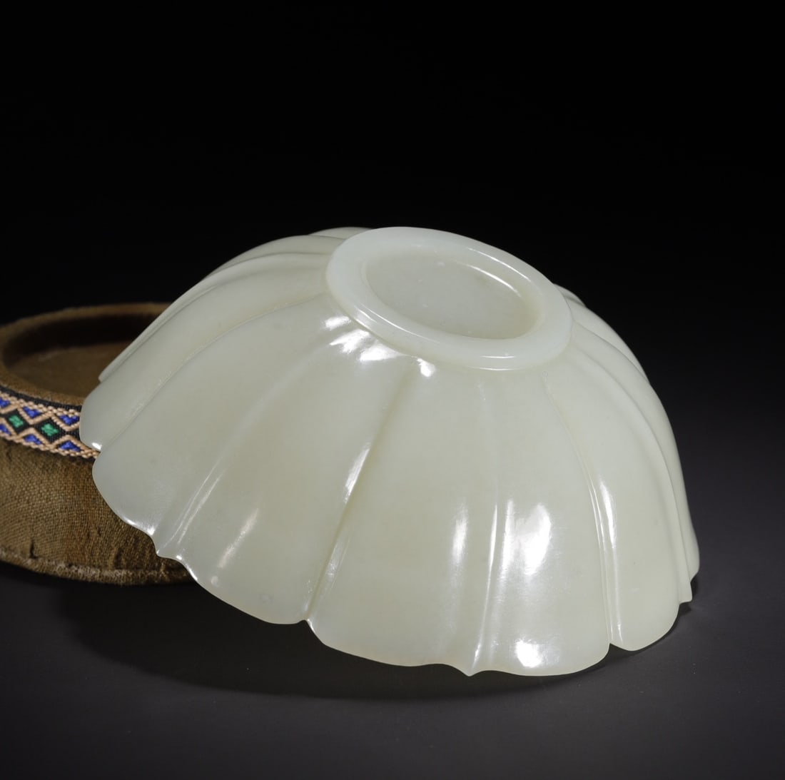 An Exquisite White Jade Bowl - 6