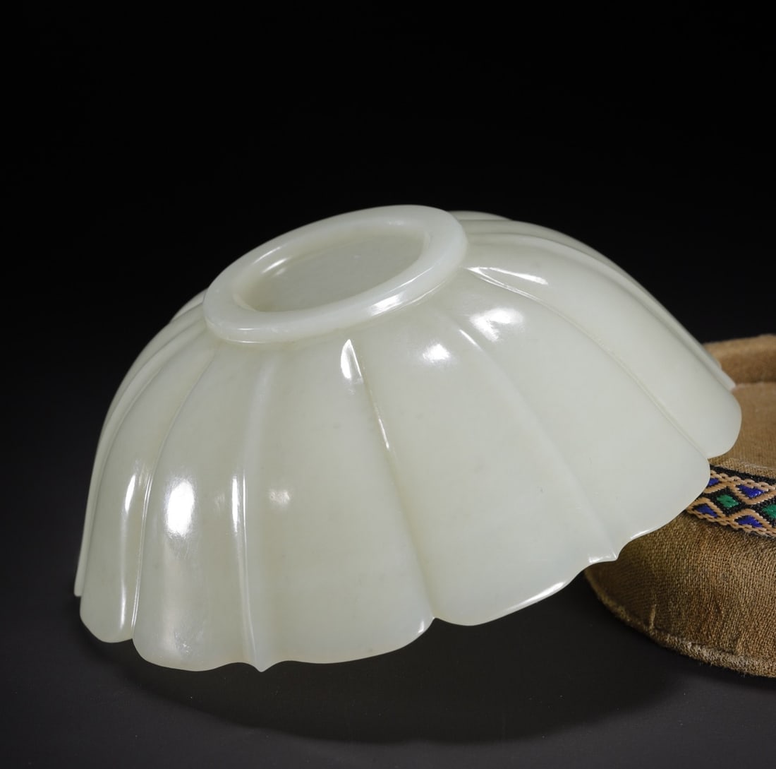 An Exquisite White Jade Bowl - 8