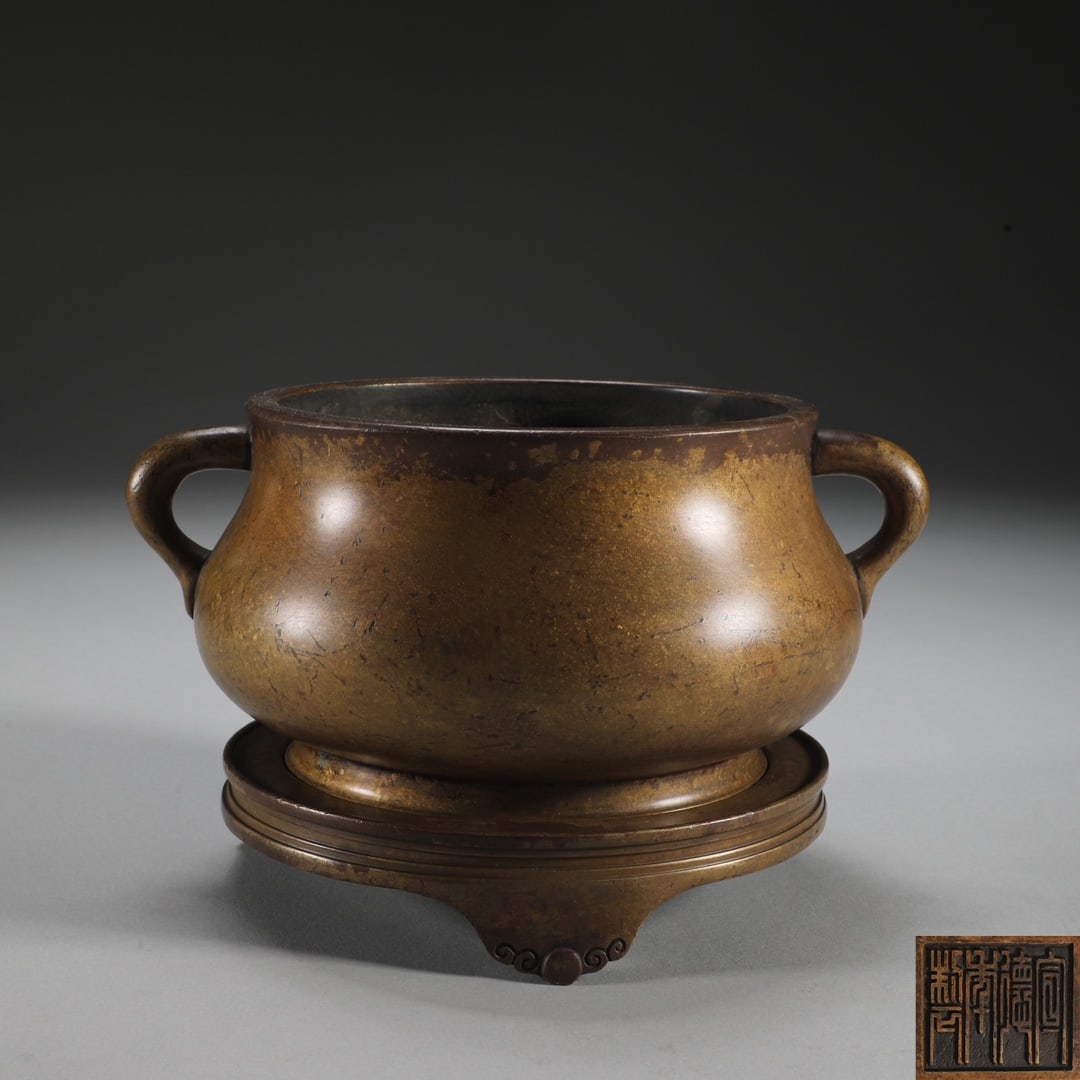 An Exquisite Bronze Double-Ears and Tripod Censer: An Exquisite Bronze Double-Ears and Tripod Censer Ming Dynasty, China Xuande Four-character Mark Size:9.3cmx15.2cm Weight:1850g (The Dimensions Of All Batches Are Manually Measured.If You Need More