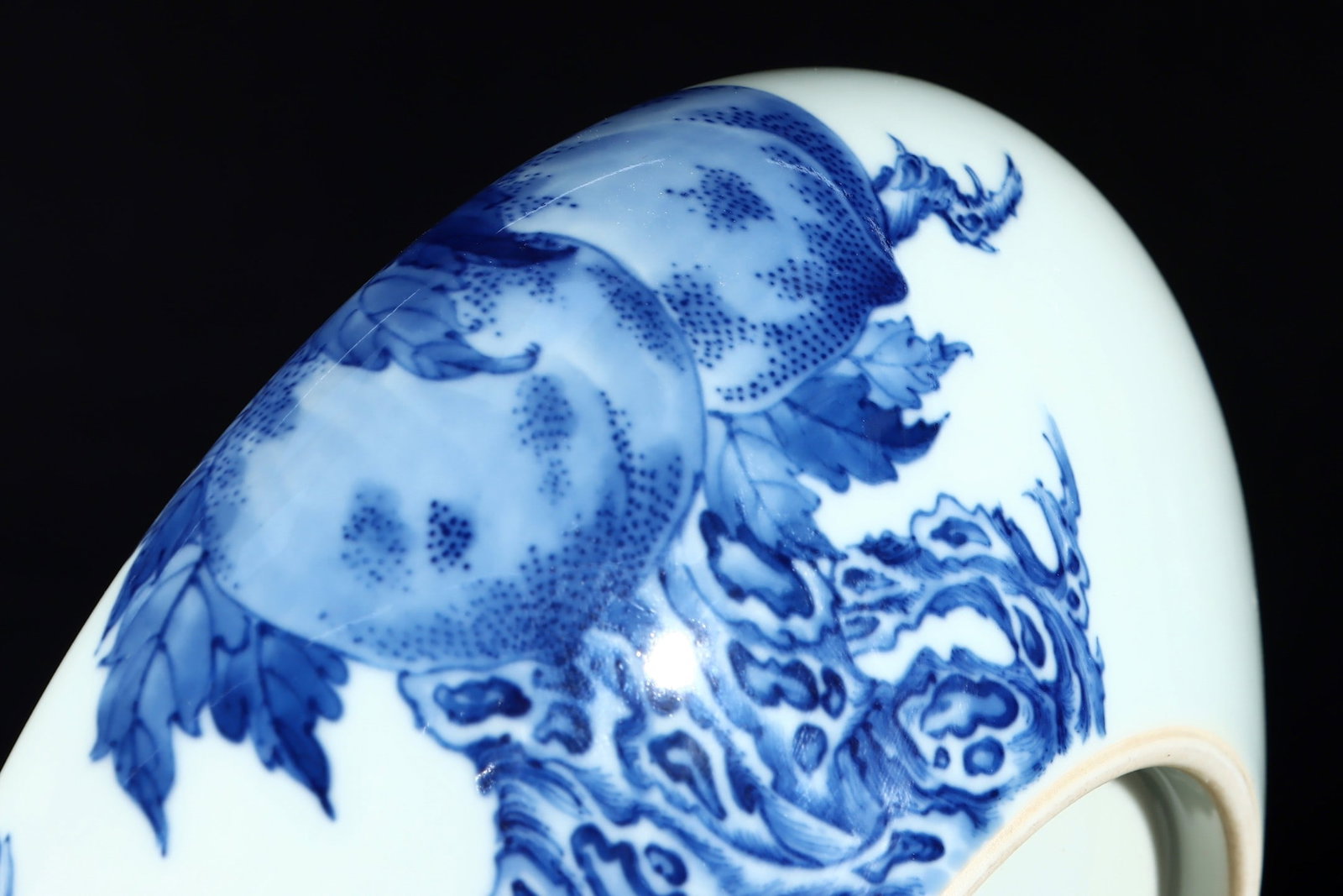 An Exquisite Blue and White Lotus Pattern Peach Pattern Brush Washer - 5