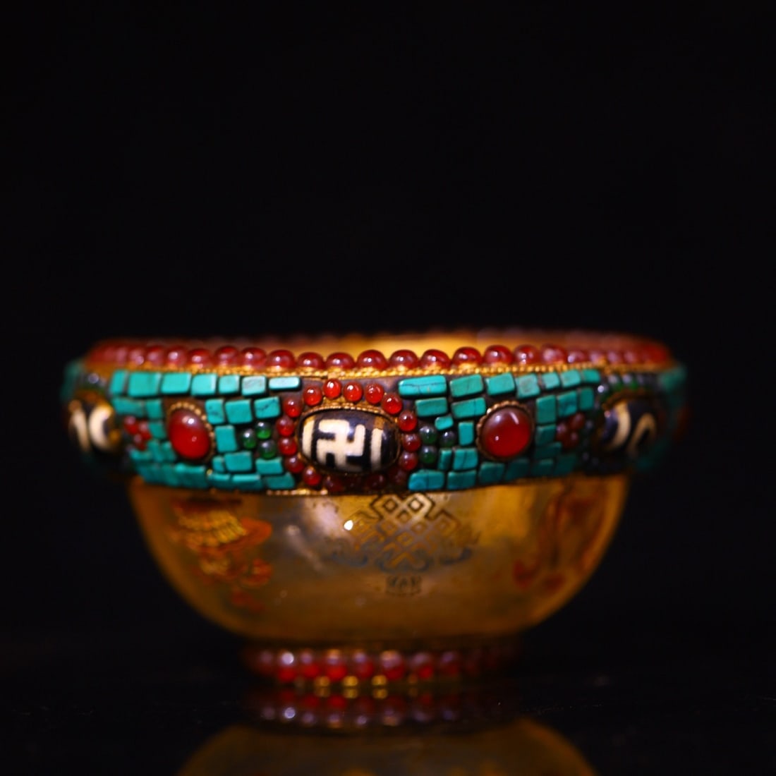 An Exquisite Crystal Inlaid Dzi Bead Gems Eight Treasures Pattern Bowl: An Exquisite Crystal Inlaid Dzi Bead Gems Eight Treasures Pattern Bowl Qing Dynasty, China Size:5cmx10cm Weight:230g (The Dimensions Of All Batches Are Manually Measured.If You Need More Detailed