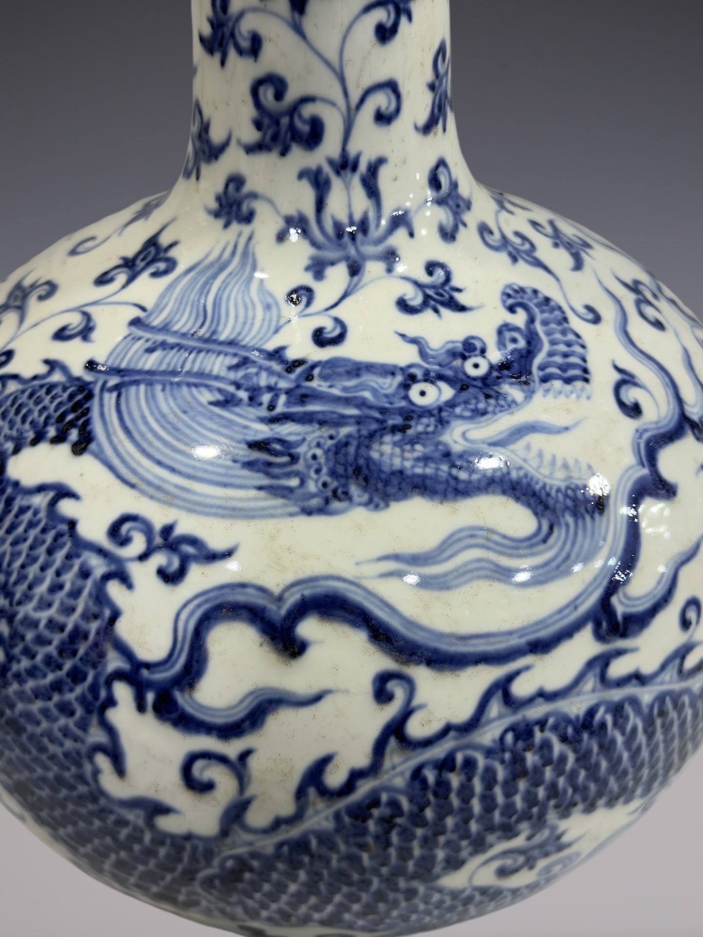 An Exquisite Blue and White Dragon Pattern Lotus Pattern Vase - 2