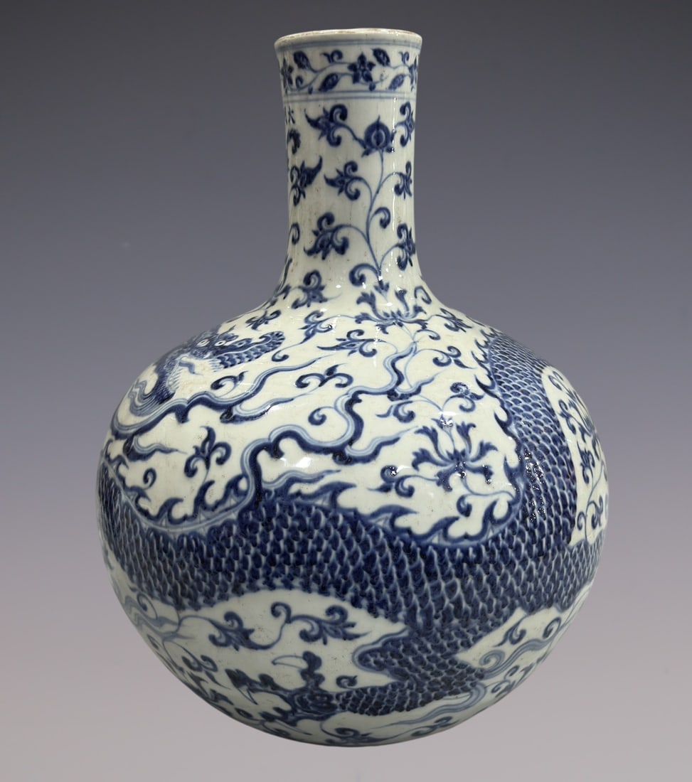 An Exquisite Blue and White Dragon Pattern Lotus Pattern Vase - 4
