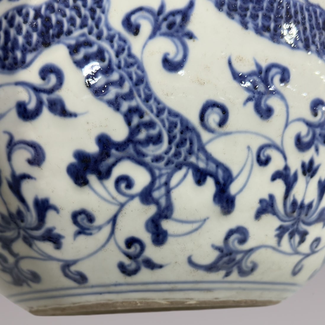 An Exquisite Blue and White Dragon Pattern Lotus Pattern Vase - 7