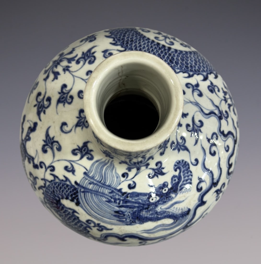 An Exquisite Blue and White Dragon Pattern Lotus Pattern Vase - 8
