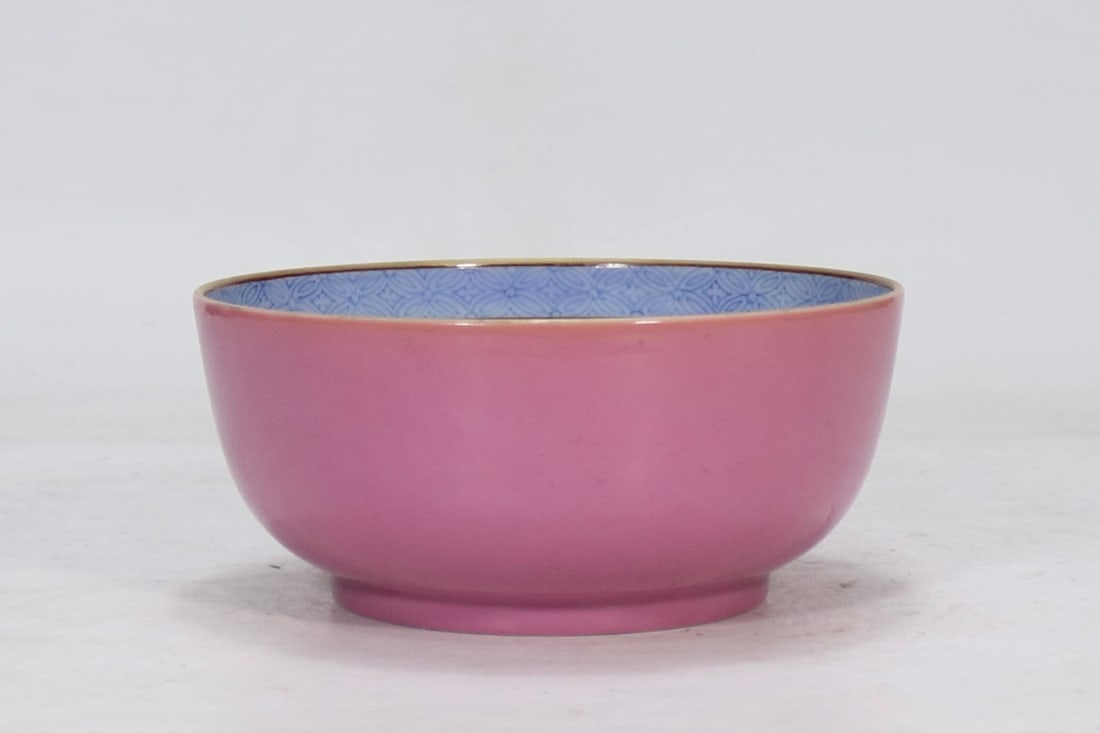 An Exquisite Enamel Flower Pattern Bowl: An Exquisite Enamel Flower Pattern Bowl Qing Dynasty, China Yongzheng Six-character Mark Size:6.8cmx15cm (The Dimensions Of All Batches Are Manually Measured.If You Need More Detailed Information,