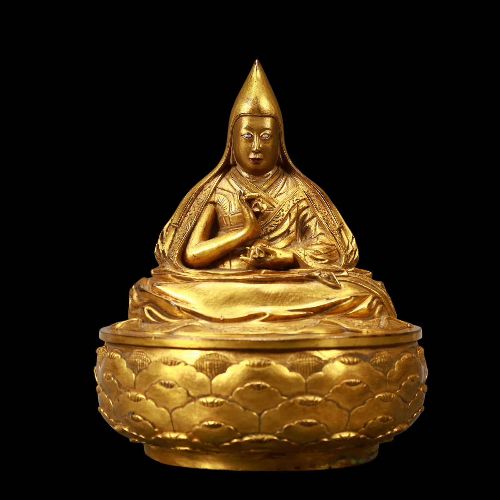 A Exquisite Gilt Bronze Statue of Guru: A Exquisite Gilt Bronze Statue of Guru Ming Dynasty, China Size:15cmx15cmx20cm Weight:2450g (The Dimensions Of All Batches Are Manually Measured.If You Need More Detailed Information, Please Contact