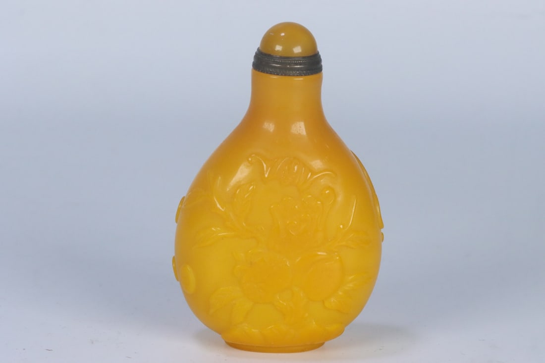An Exquisite Glass Flower and Fruit Pattern Snuff Bottle: An Exquisite Glass Flower and Fruit Pattern Snuff Bottle Qing Dynasty, China Size:8.9cmx5.7cmx3.5cm Weight:134.6g (The Dimensions Of All Batches Are Manually Measured.If You Need More Detailed
