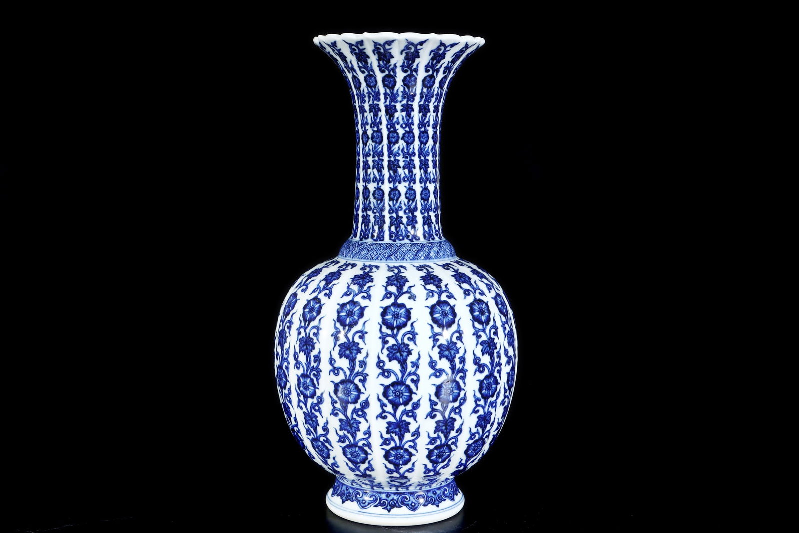 An Exquisite Blue and White Lotus Pattern Flower Pattern Vase: An Exquisite Blue and White Lotus Pattern Flower Pattern Vase Qing Dynasty, China Qianlong Six-character Mark Size:35cmx18.5cm (The Dimensions Of All Batches Are Manually Measured.If You Need More Det