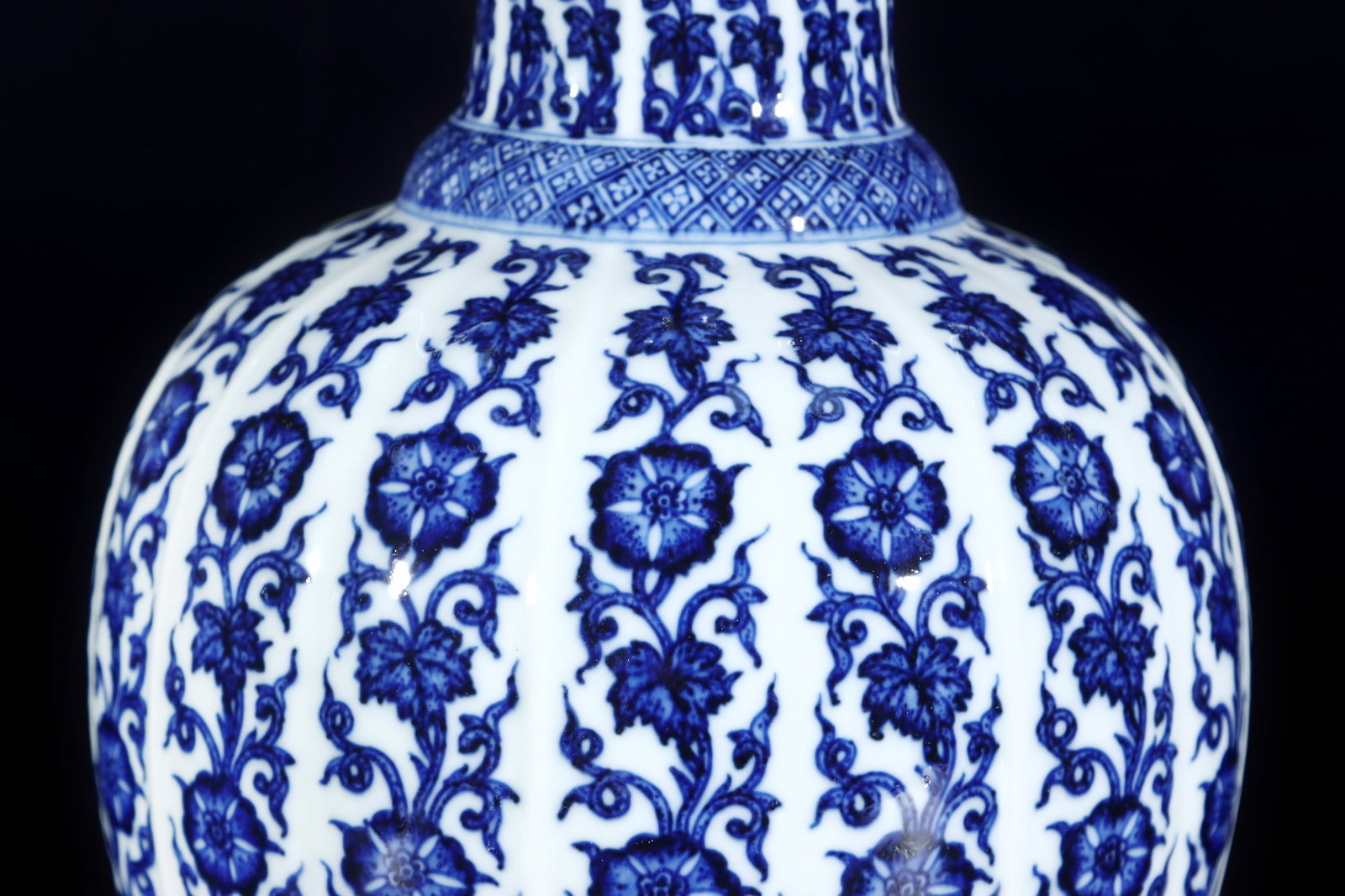 An Exquisite Blue and White Lotus Pattern Flower Pattern Vase - 2
