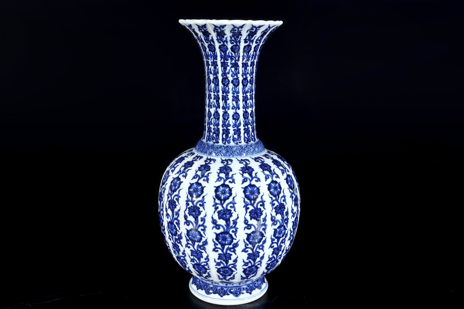 An Exquisite Blue and White Lotus Pattern Flower Pattern Vase - 3