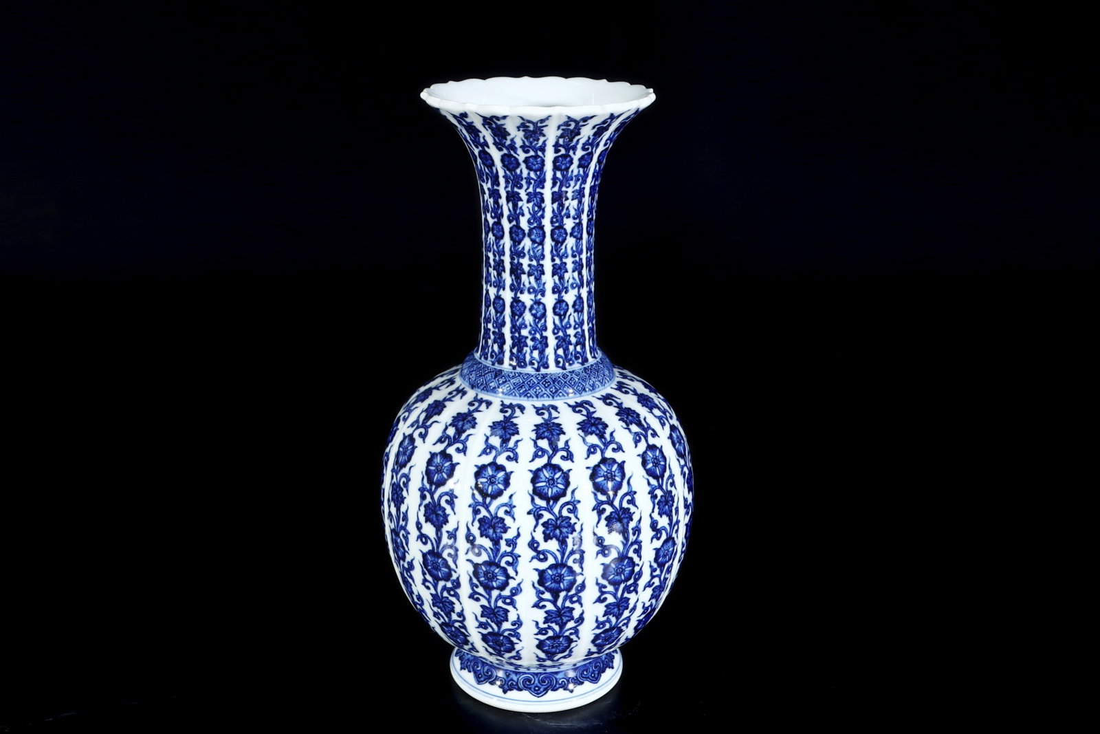 An Exquisite Blue and White Lotus Pattern Flower Pattern Vase - 4