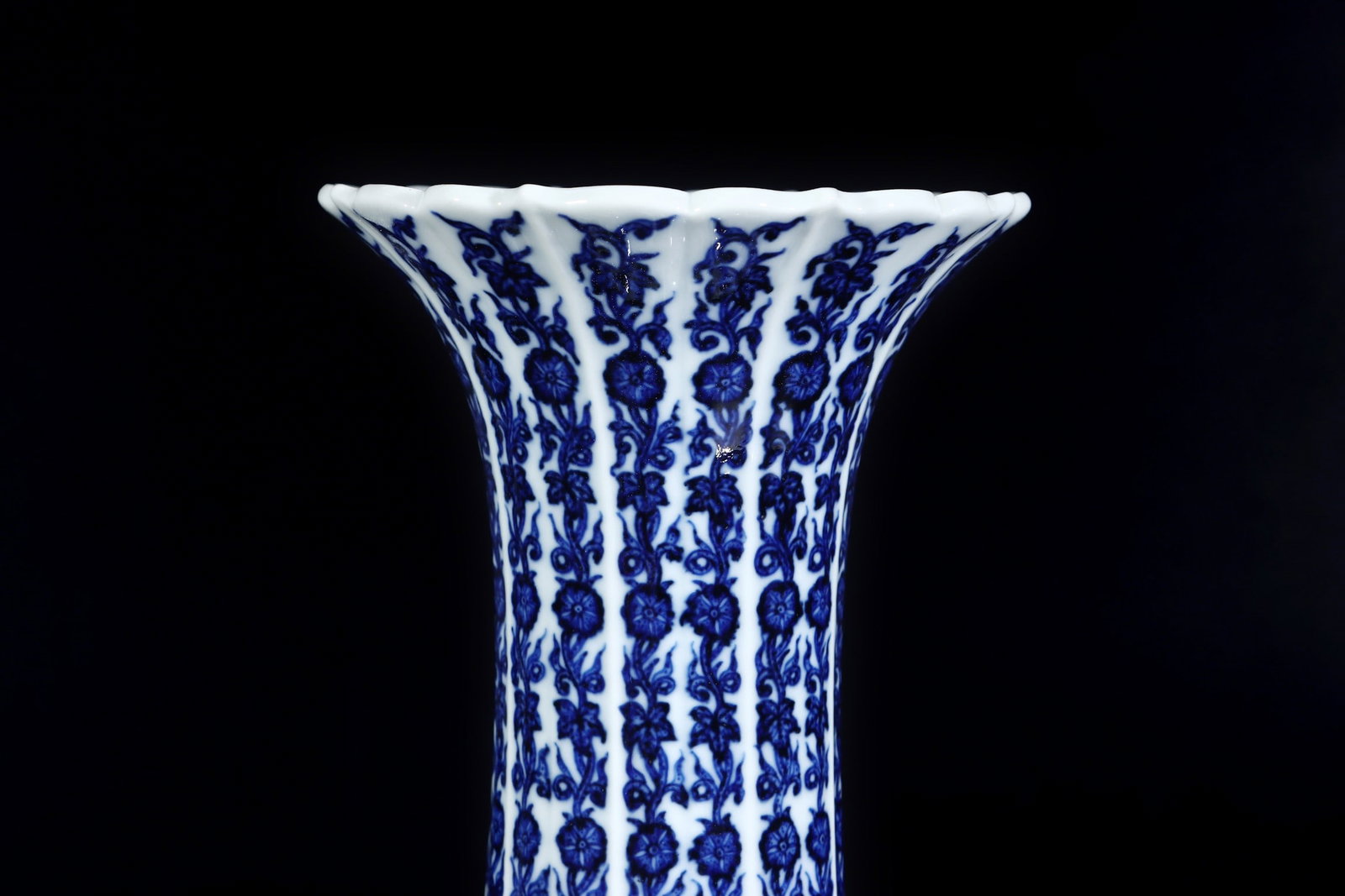 An Exquisite Blue and White Lotus Pattern Flower Pattern Vase - 5