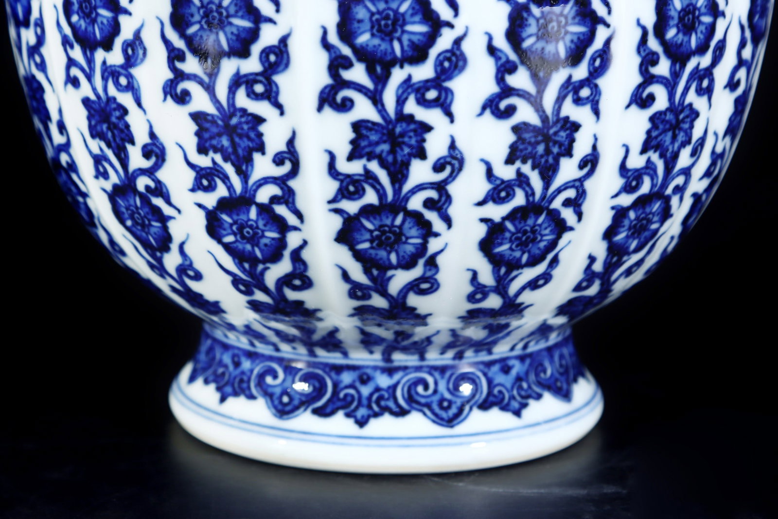 An Exquisite Blue and White Lotus Pattern Flower Pattern Vase - 6
