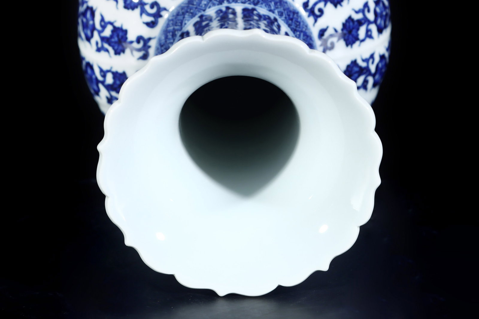 An Exquisite Blue and White Lotus Pattern Flower Pattern Vase - 7