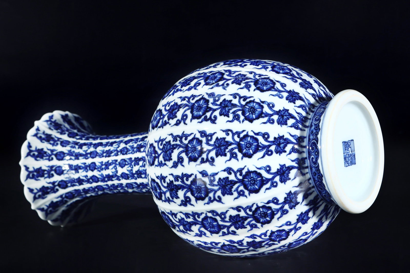 An Exquisite Blue and White Lotus Pattern Flower Pattern Vase - 8