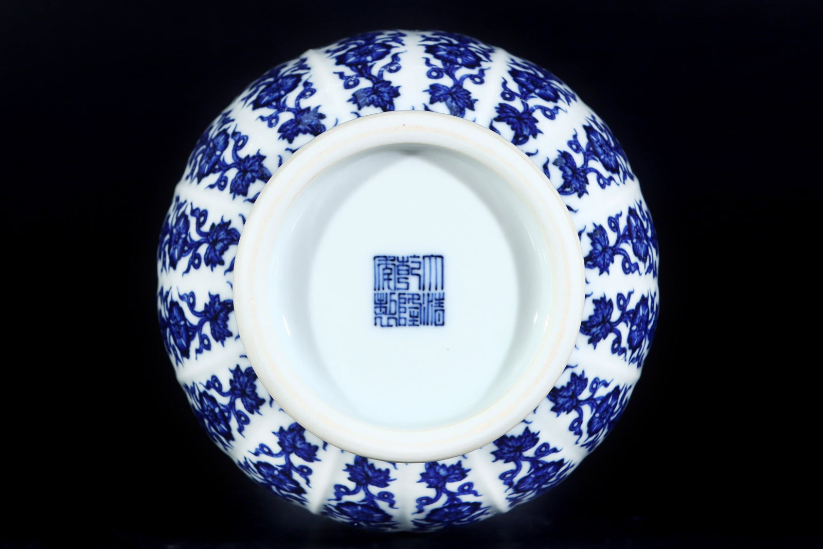An Exquisite Blue and White Lotus Pattern Flower Pattern Vase - 9