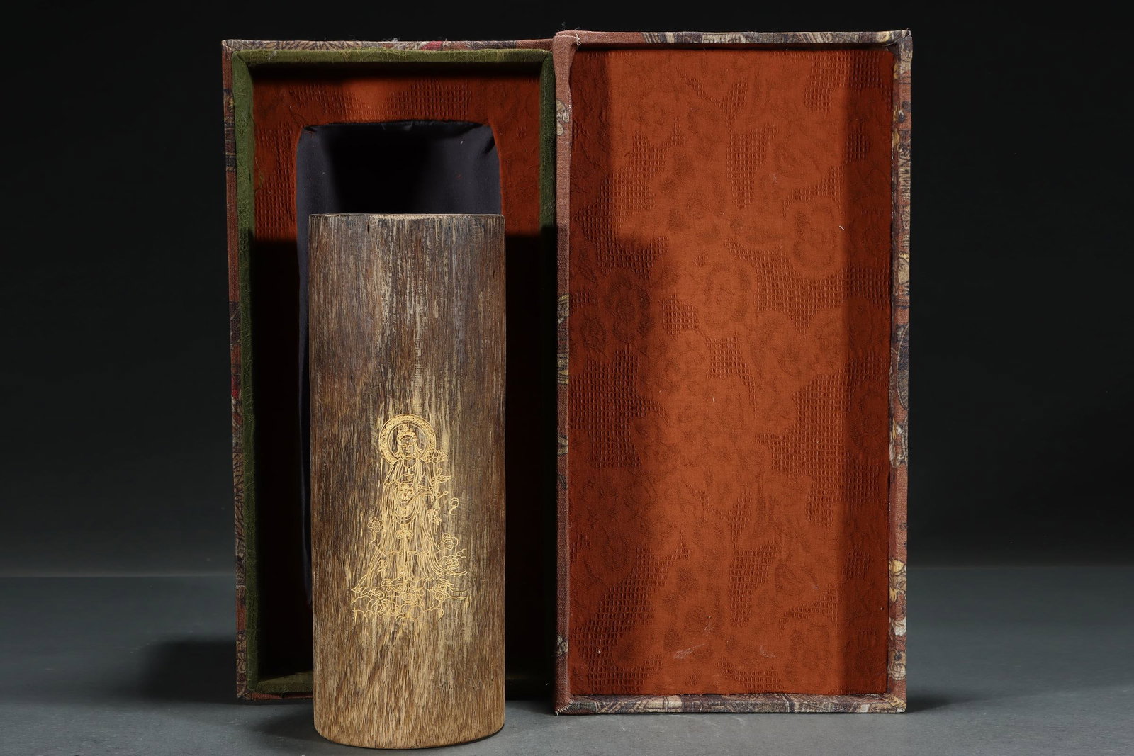 An Exquisite Eaglewood Statue of Avalokitesvara Pattern Ornament: An Exquisite Eaglewood Statue of Avalokitesvara Pattern Ornament Qing Dynasty, China Size:26cmx9.8cm (The Dimensions Of All Batches Are Manually Measured.If You Need More Detailed Information, Please