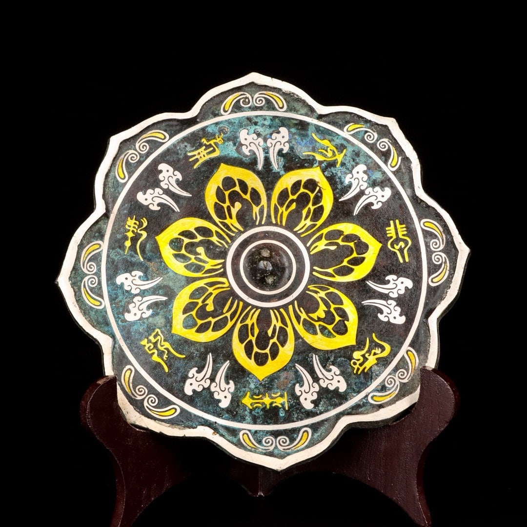An Exquisite Bronze Inlaid Gold and Silver With Inscription Round Mirror: An Exquisite Bronze Inlaid Gold and Silver With Inscription Round Mirror Han Dynasty, China Size:18cmx0.5cm Weight:608g (The Dimensions Of All Batches Are Manually Measured.If You Need More Detailed