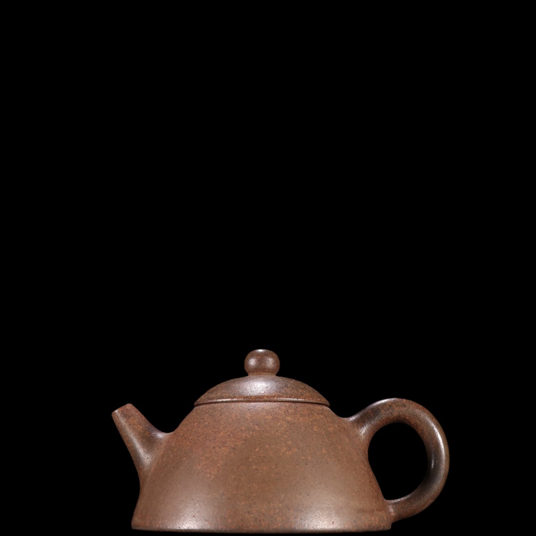 An Exquisite Purple Sands Teapot: An Exquisite Purple Sands Teapot Qing Dynasty, China Size:7.7cmx13.4cm (The Dimensions Of All Batches Are Manually Measured.If You Need More Detailed Information, Please Contact Our Customer Service