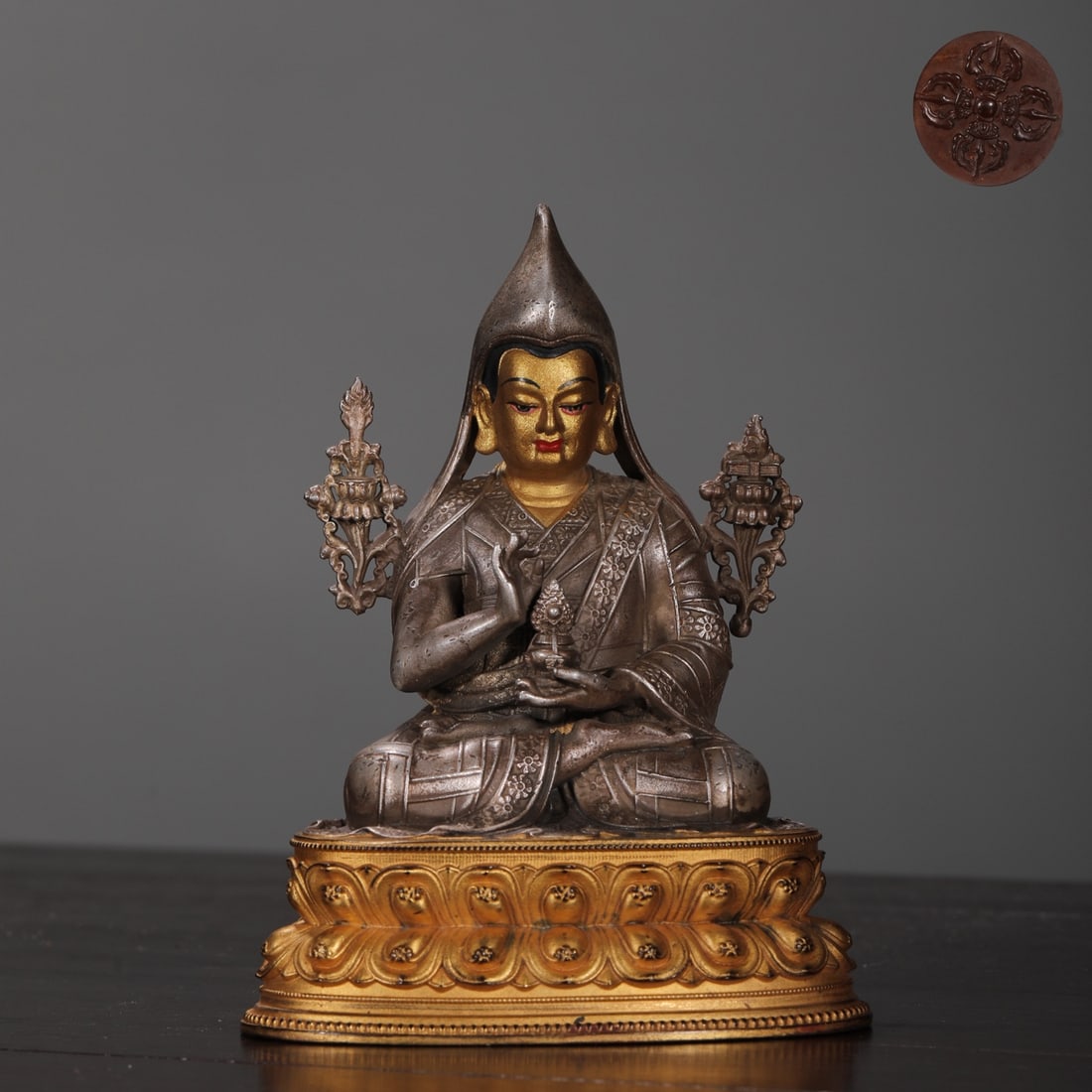 An Exquisite Gilt Silver Bronze Statue of Tsongkhapa: An Exquisite Gilt Silver Bronze Statue of Tsongkhapa Qing Dynasty, China Size:10.8cmx8.3cm Weight:300g (The Dimensions Of All Batches Are Manually Measured.If You Need More Detailed Information,