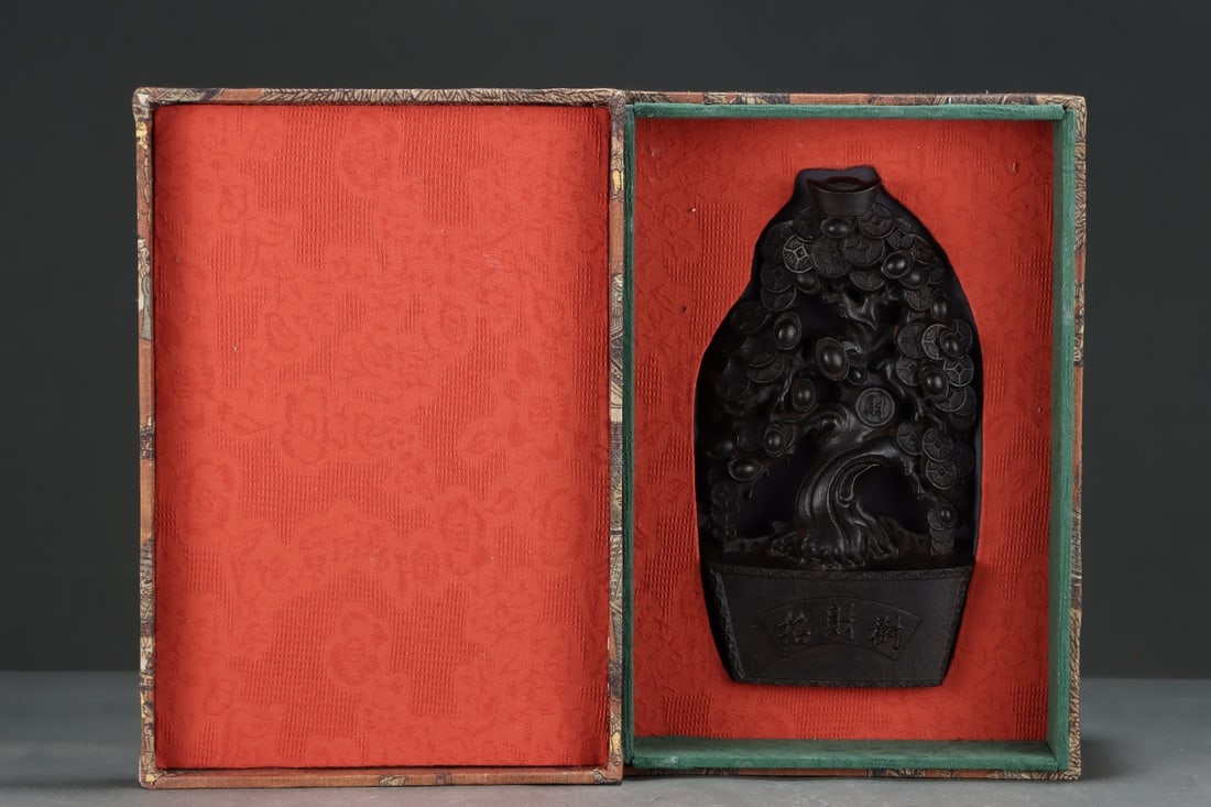 An Exquisite Eaglewood Ornament: An Exquisite Eaglewood Ornament Qing Dynasty, China Qianlong Six-character Mark Size:14.5cmx4.7cmx26.5cm (The Dimensions Of All Batches Are Manually Measured.If You Need More Detailed Information,